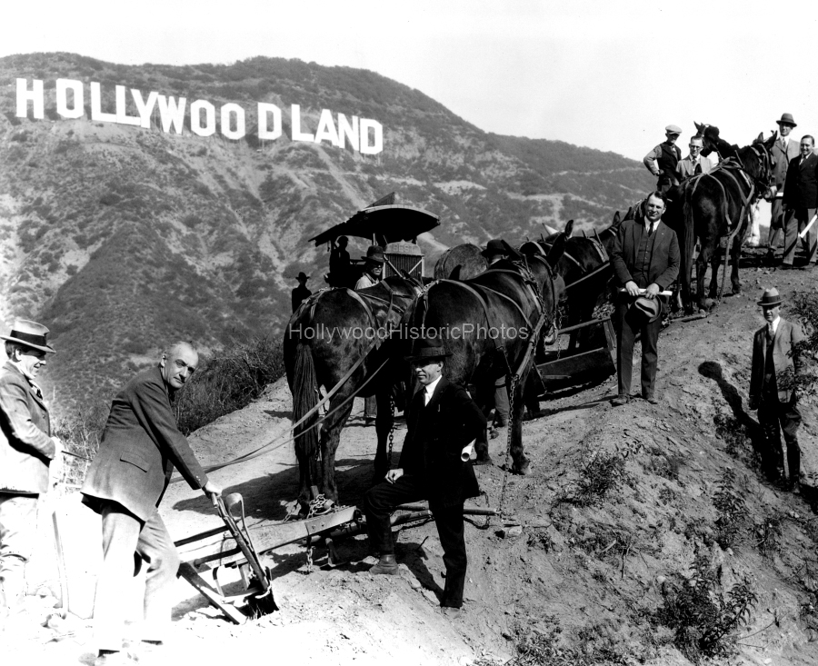 Hollywoodland Sign 1923 3 Construction Hollywoodland wm.jpg